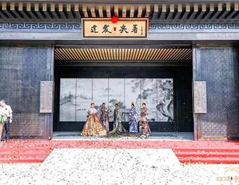 【建發(fā)·央著】國境盛啟，誰在為世界立著？！